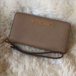 Michael Kors Jet Set Clutch